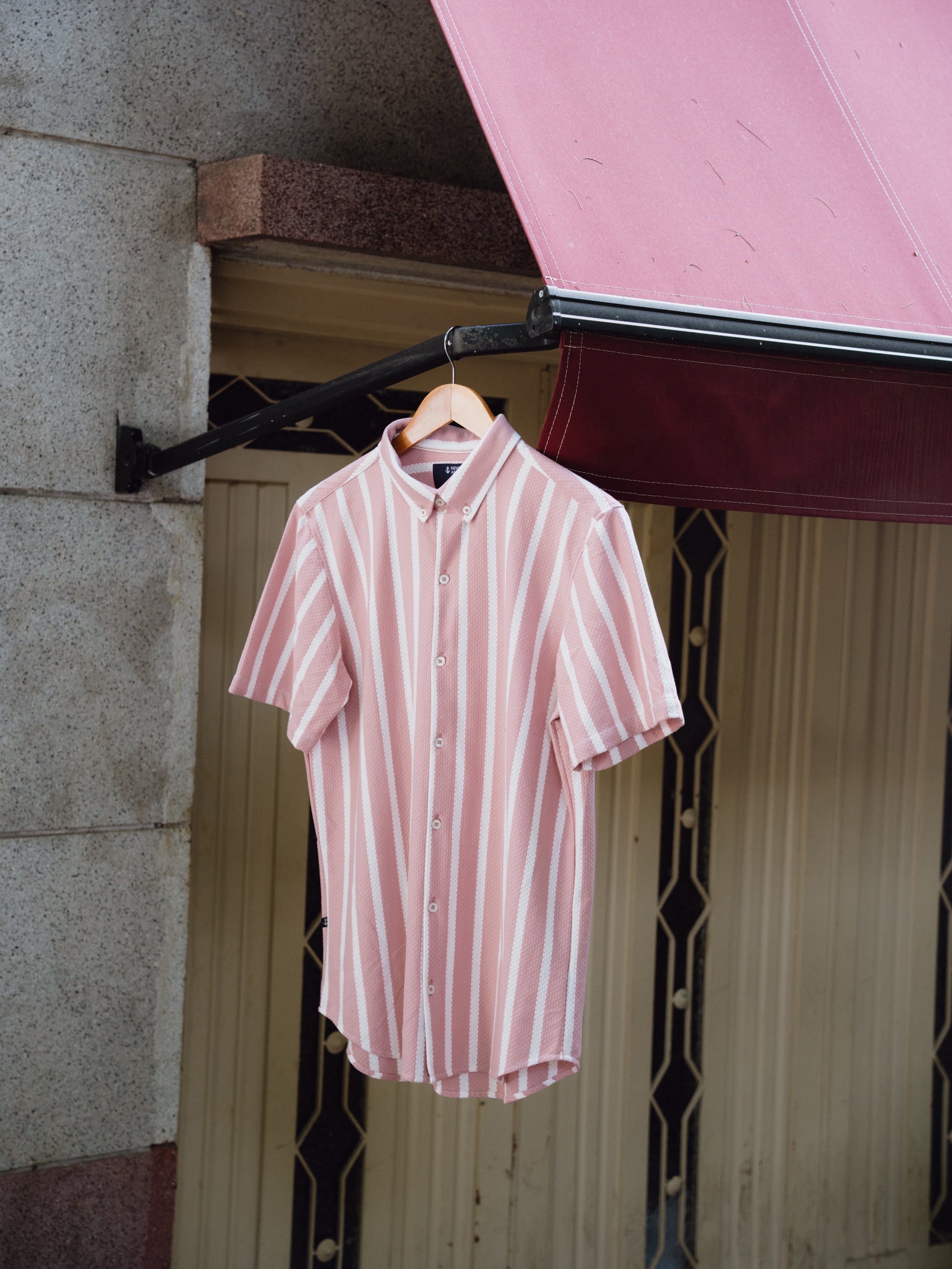CAMISA ROSA RAYAS BLANCAS