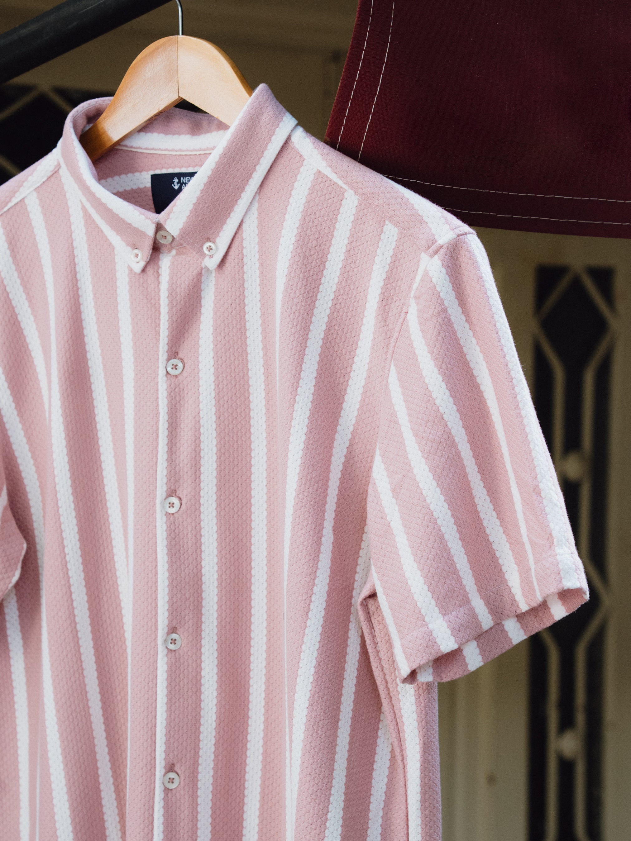 CAMISA ROSA RAYAS BLANCAS