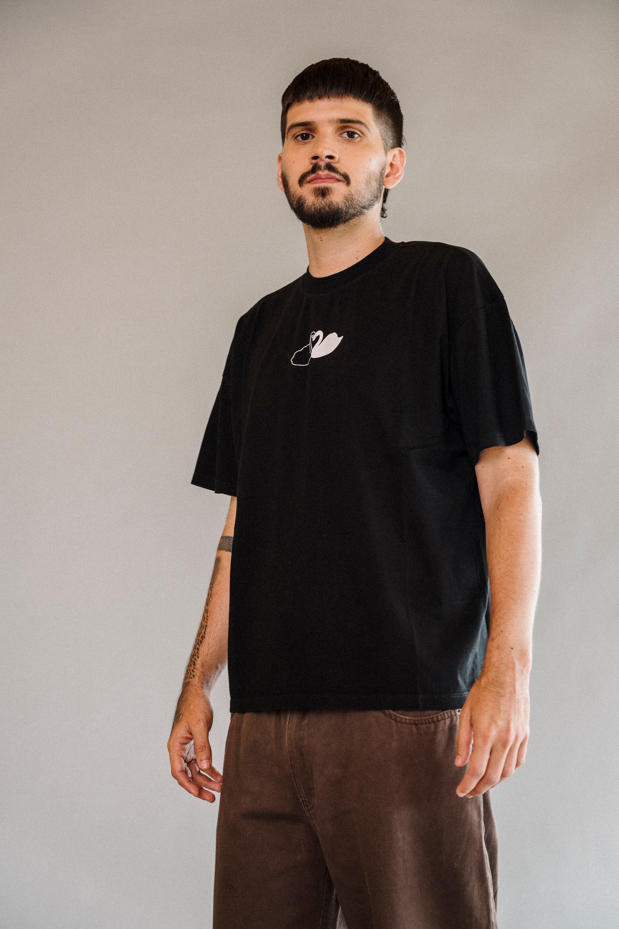 CAMISETA CISNES NEGRO