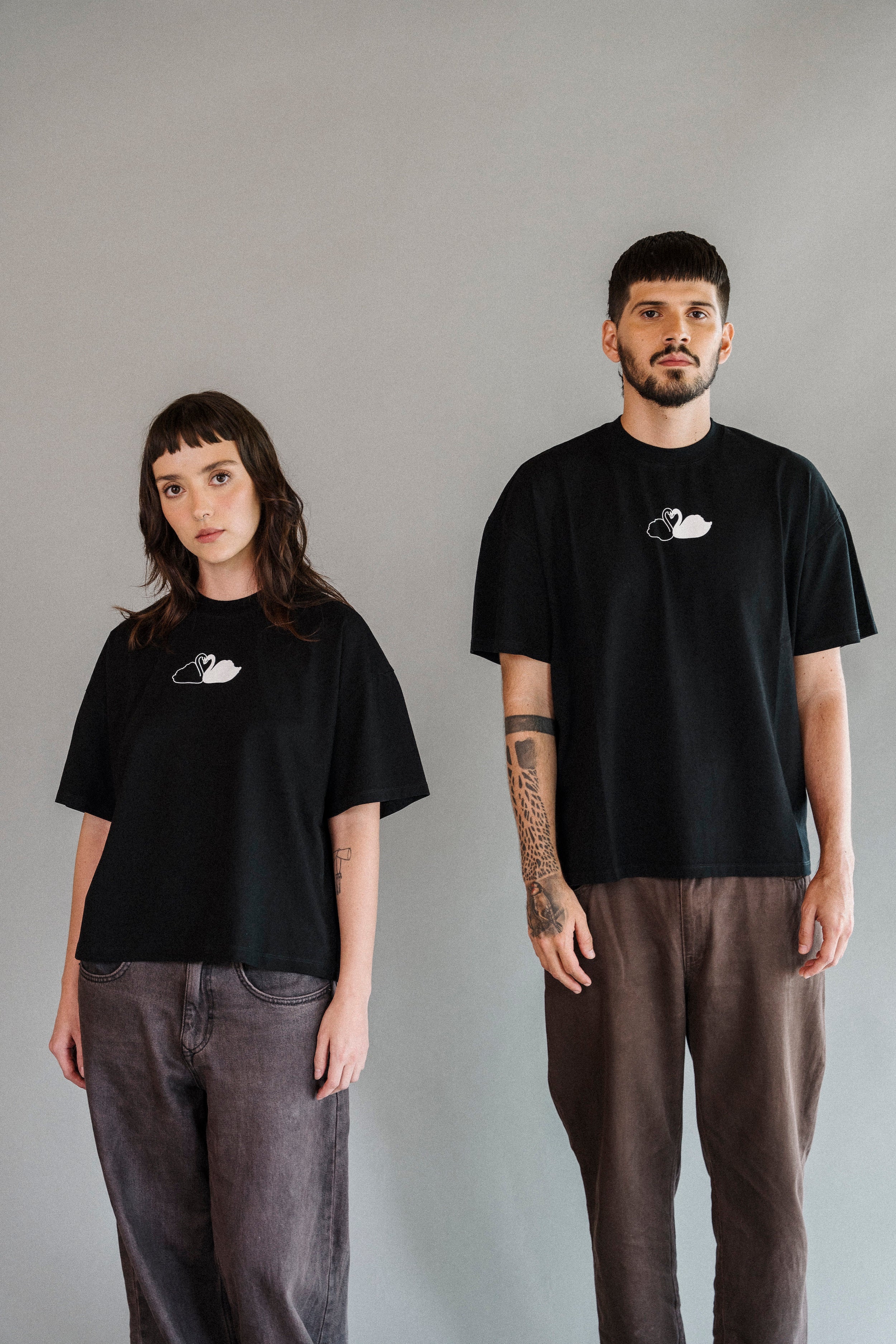 CAMISETA CISNES NEGRO