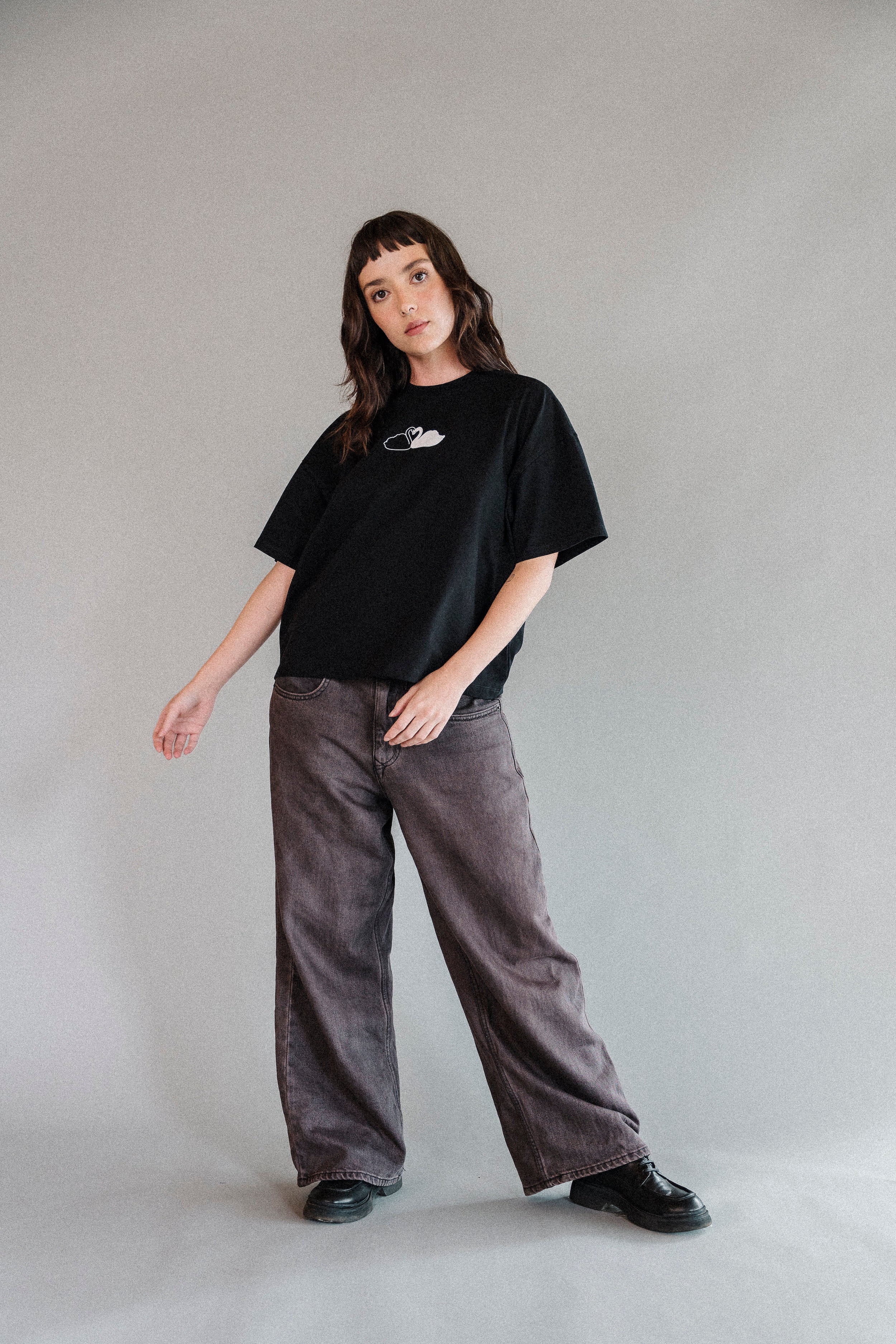 CAMISETA CISNES NEGRO