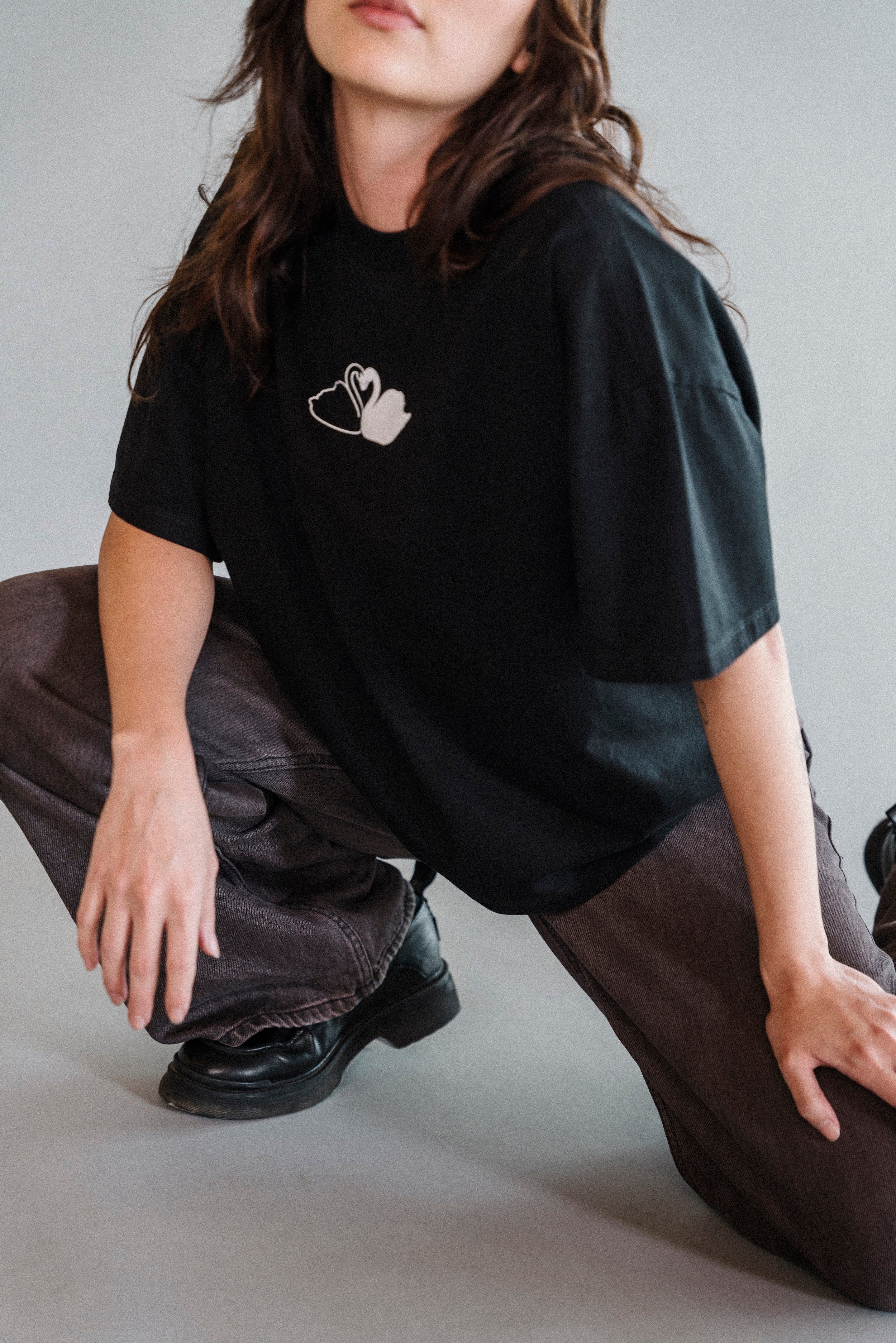 CAMISETA CISNES NEGRO
